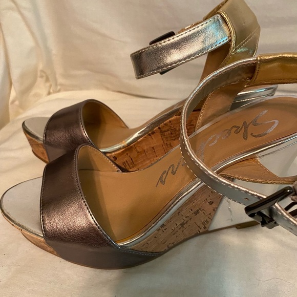 Sketchers tri- metallic high wedge heel size 7 - Picture 4 of 16